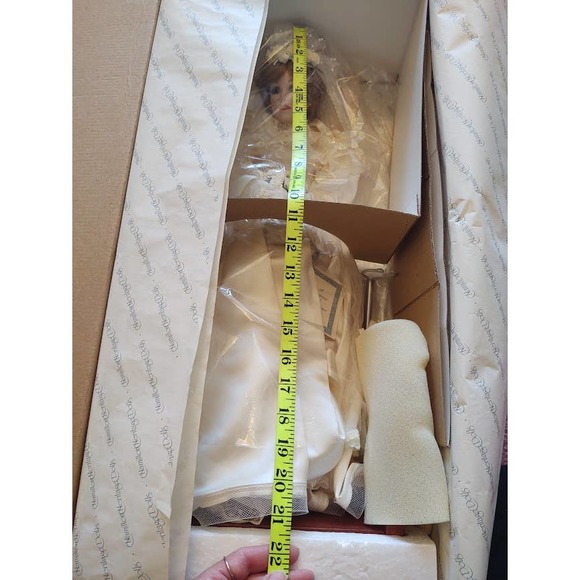 Vintage Porcelain Bride, A Portrait of Innocence Doll, Hamilton Collection - Picture 9 of 9